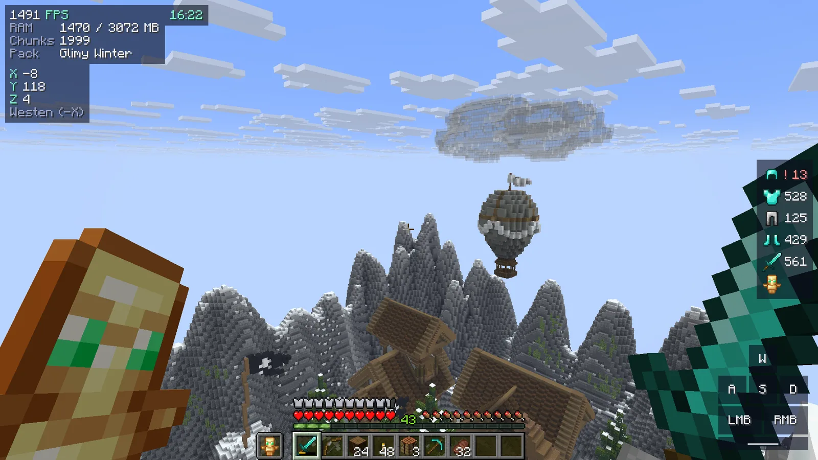 Spielszene auf einem verschneiten Berg mit Glimy-HUD: oben links Leistung mit FPS, Arbeitsspeicher, Chunks und Ressourcenpaket, daneben die Uhrzeit, darunter Koordinaten mit Himmelsrichtung. Rechts die Ausrüstung mit Haltbarkeit und Totem in der Zweithand, unten rechts Keystrokes mit W, A, S, D und den Maustasten.